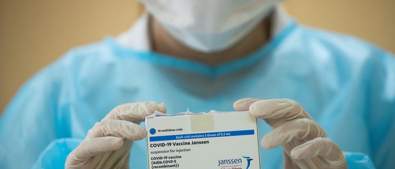 Una sanitaria sostiene un paquete con viales de la vacuna monodosis de Janssen.