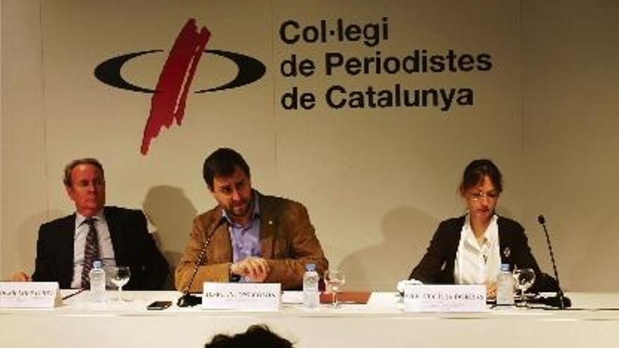 El president del CAC, Roger Loppacher, el conseller de Salut, Toni Comín, i la presidenta de l&#039;associació DSAS_Després del Suïcidi, Cecília Borràs, presentant el document sobre el tractament mediàtic del suïcidi.