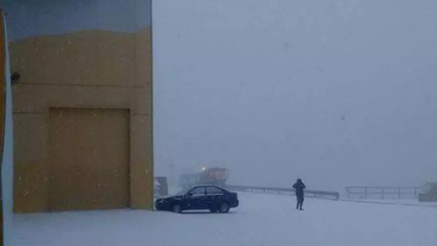 La nieve se cuela en las playas antes de  amenazar hoy a todo el interior valenciano