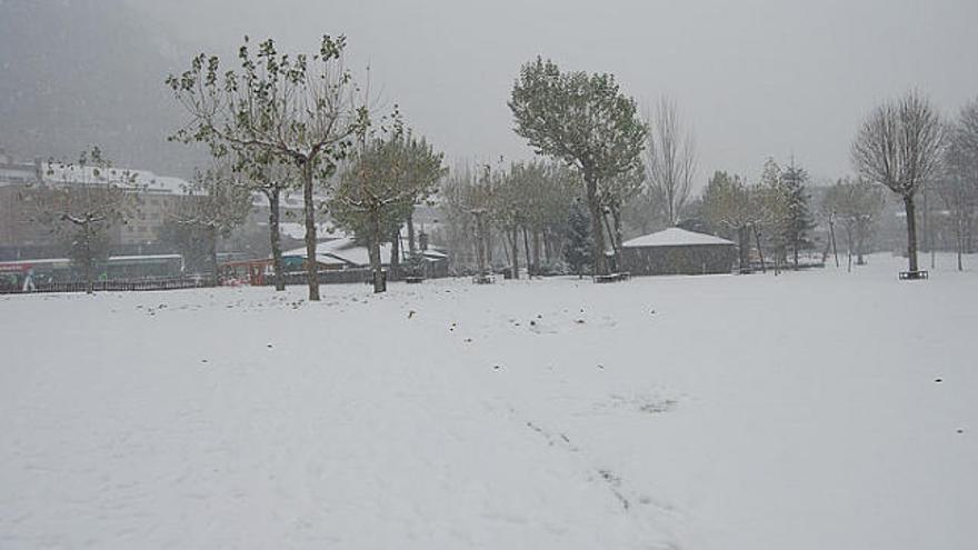 El gel i la neu fan tallar el pas de camions en carreteres de la Cerdanya i el Ripollès