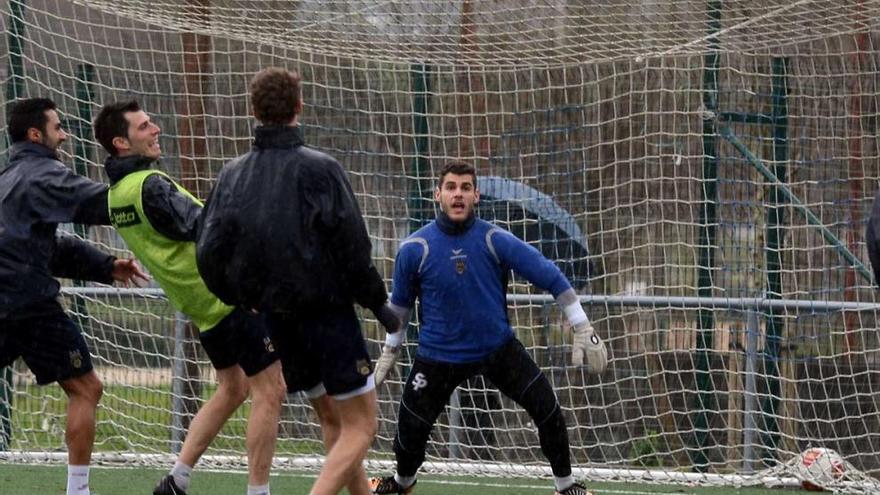 Edu, dispuesto a detener el balón en un entrenamiento en A Xunqueira. // Rafa Vázquez