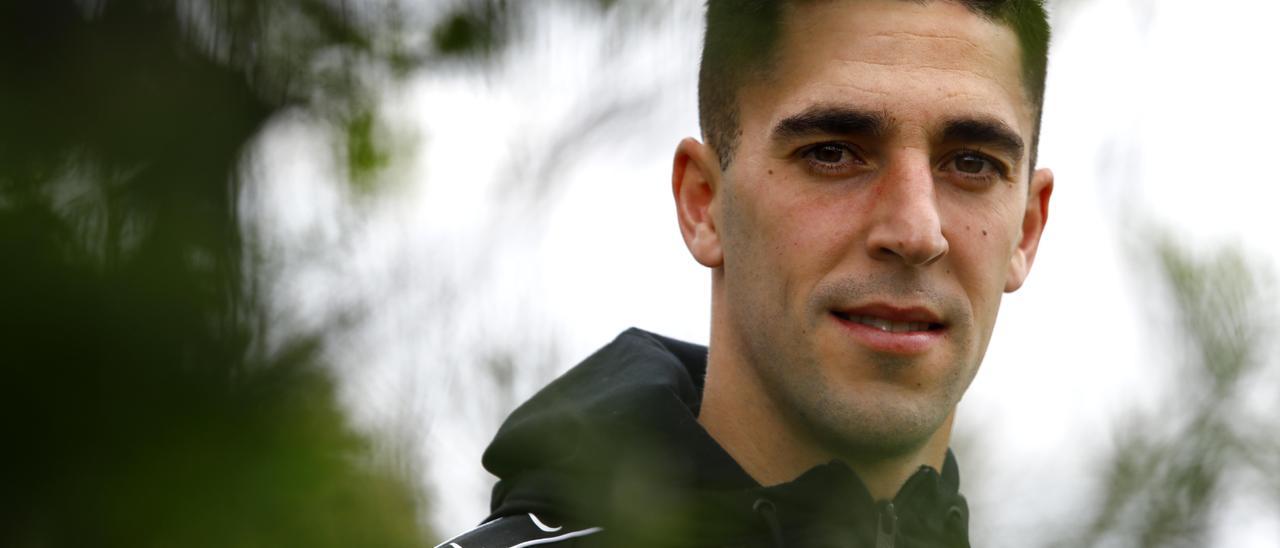 Sabin Merino posa en la Ciudad Deportiva del Real Zaragoza.