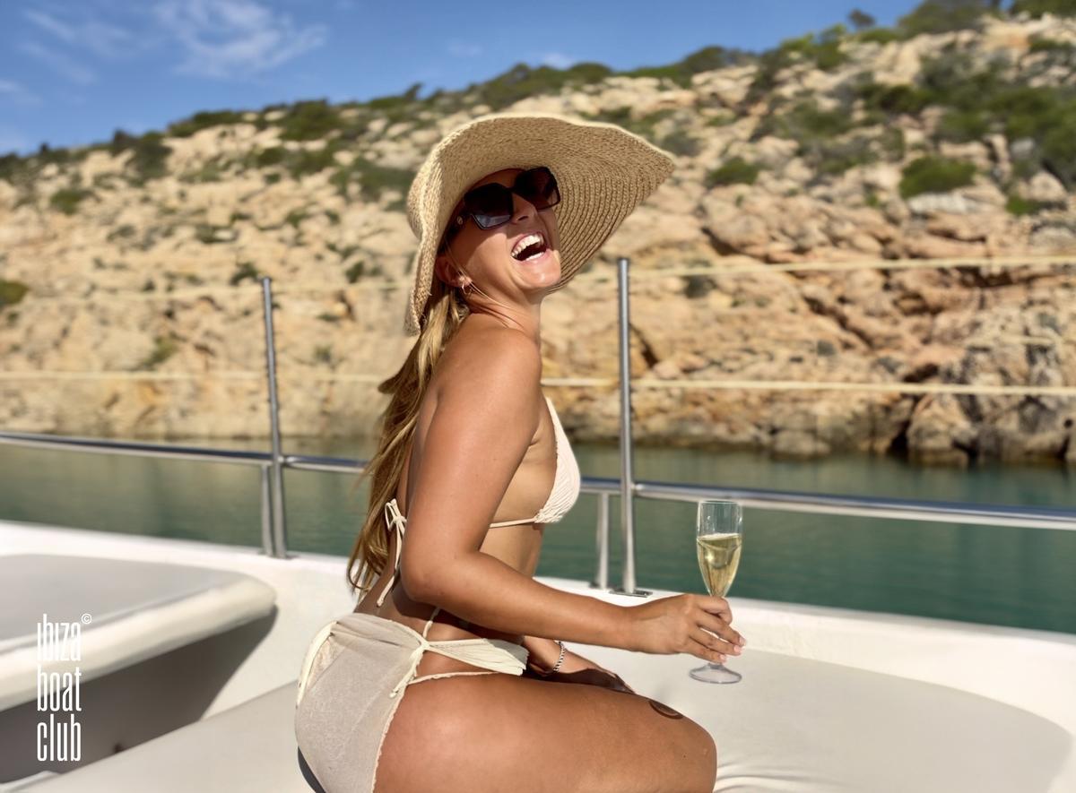 Un barco de cinco estrellas para disfrutar de una increíble 'boat party' en Ibiza.