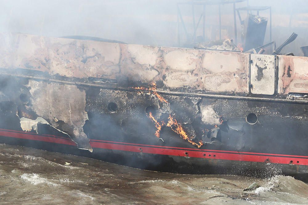 Arden dos barcos enfrente de la costa de Ibiza