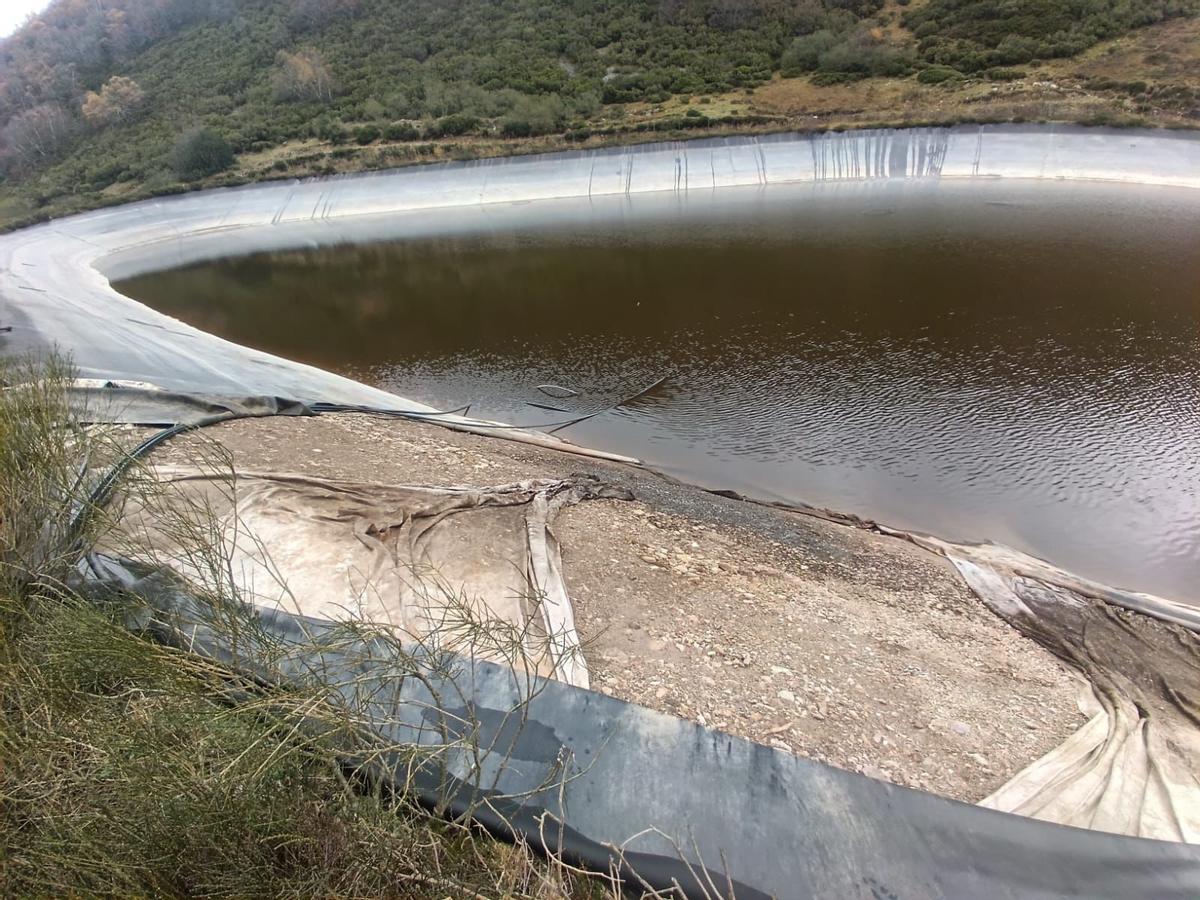 La balsa desde donde sale el agua desde donde se produce la nieve artificial.