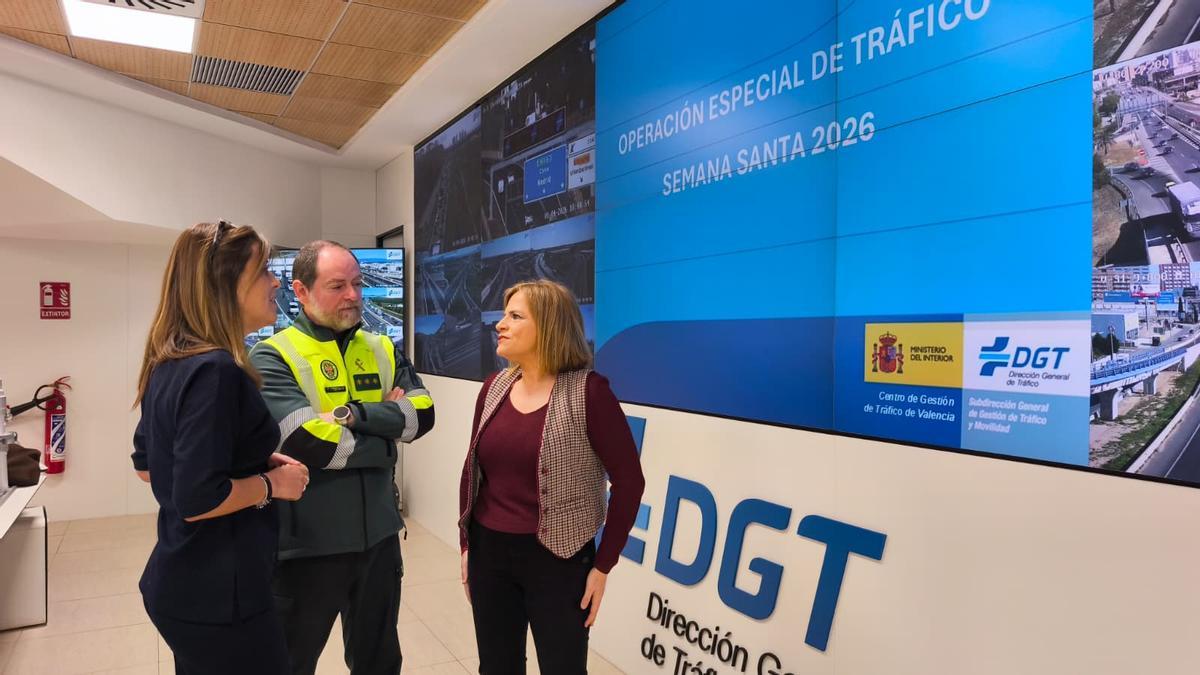 La delegada del Gobierno en la Comunitat Valenciana, Pilar Bernabé, con responsables del operativo de Tráfico.