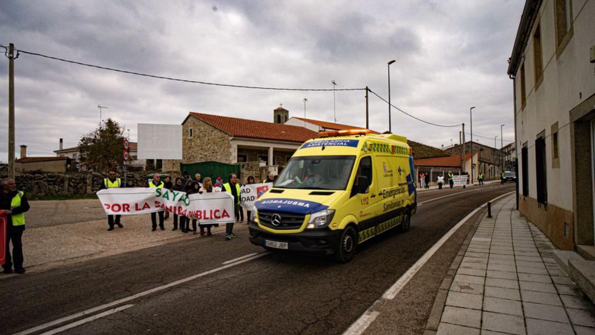 Una ambulancia se abre paso en la manifestación. | Lorenzo Ferrero