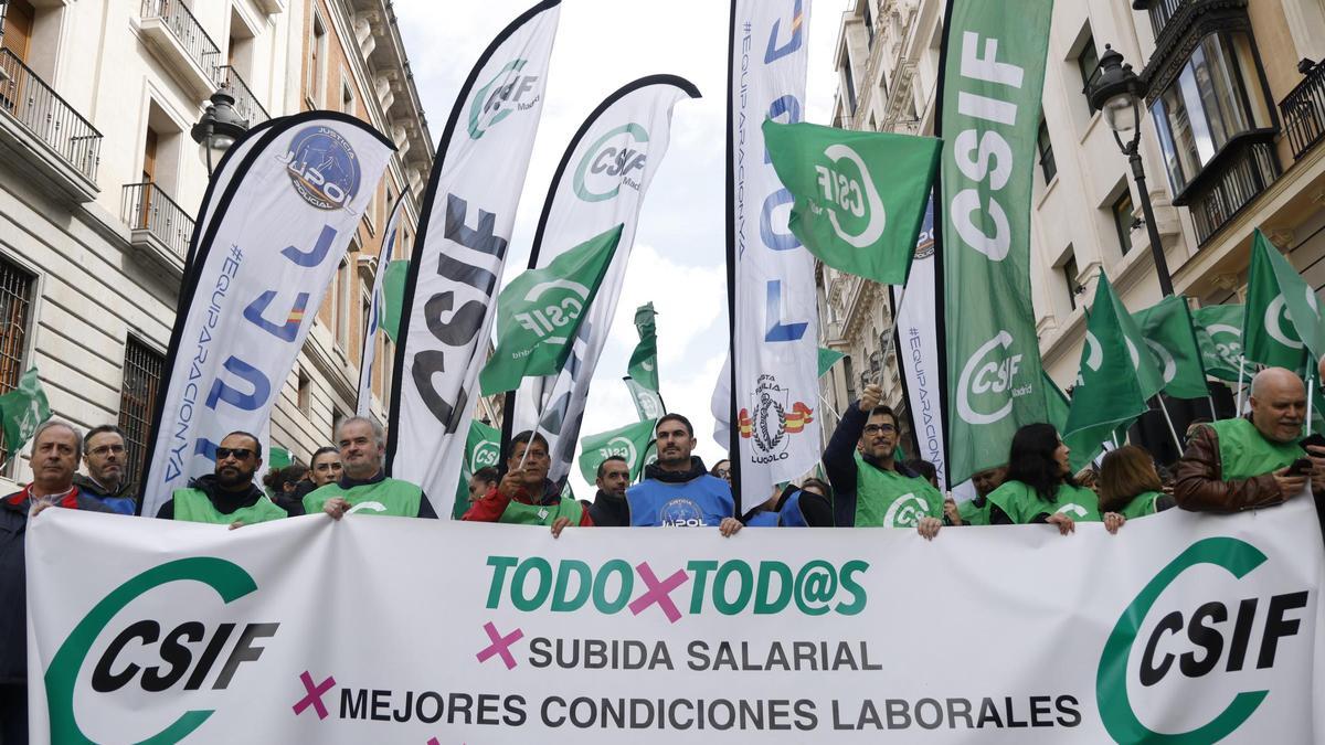 Protestas piden al Gobierno que negocie la subida salarial de los empleados públicos
