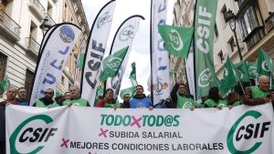 Protestas piden al Gobierno que negocie la subida salarial de los empleados públicos