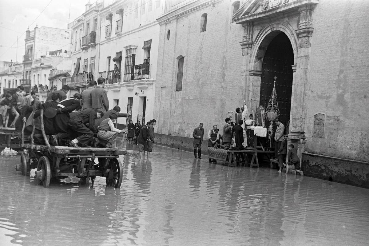 La trianera parroquia de La O inundada en 1947.