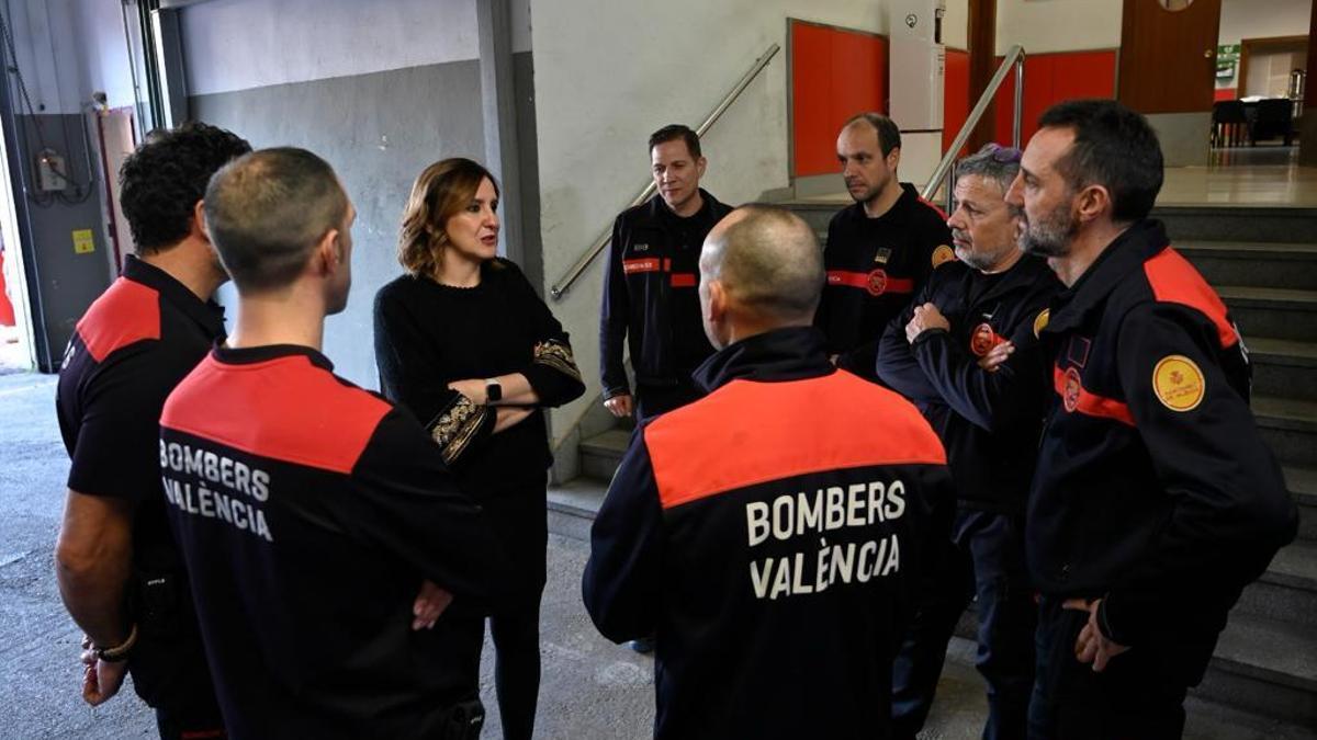 La alcaldesa de València, María José Catalá, con los Bomberos.