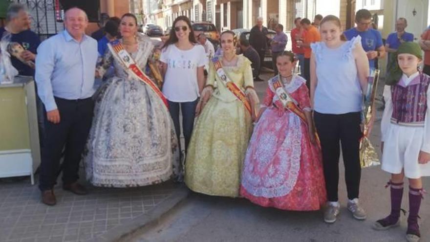 Representantes falleros durante la «torrà» en La Marina.