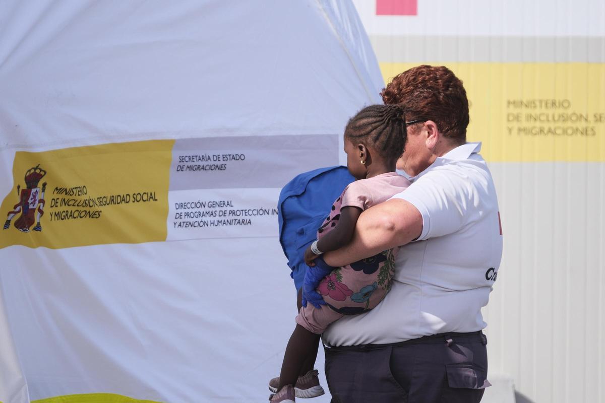 Rescate de un cayuco con 40 personas al sur de La Gomera, entre ellas cuatro niños