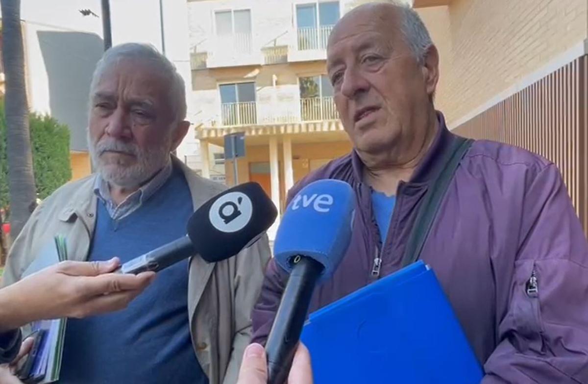 El catedrático de geografía Alejandro Pérez Cuevas y el doctor en geografía, Rafael Armengot Serrano, atienden a los medios ayer antes de declarar como testigos peritos en la causa de la dana.