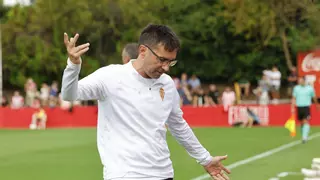 Asier Garitano, tras finalizar la pretemporada del Sporting: "Cada semana el equipo ha estado mejor"