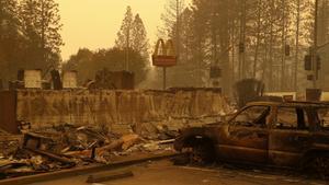 Un poste de McDonalds sobresale del restaurante quemado en la ciudad de Paradise
