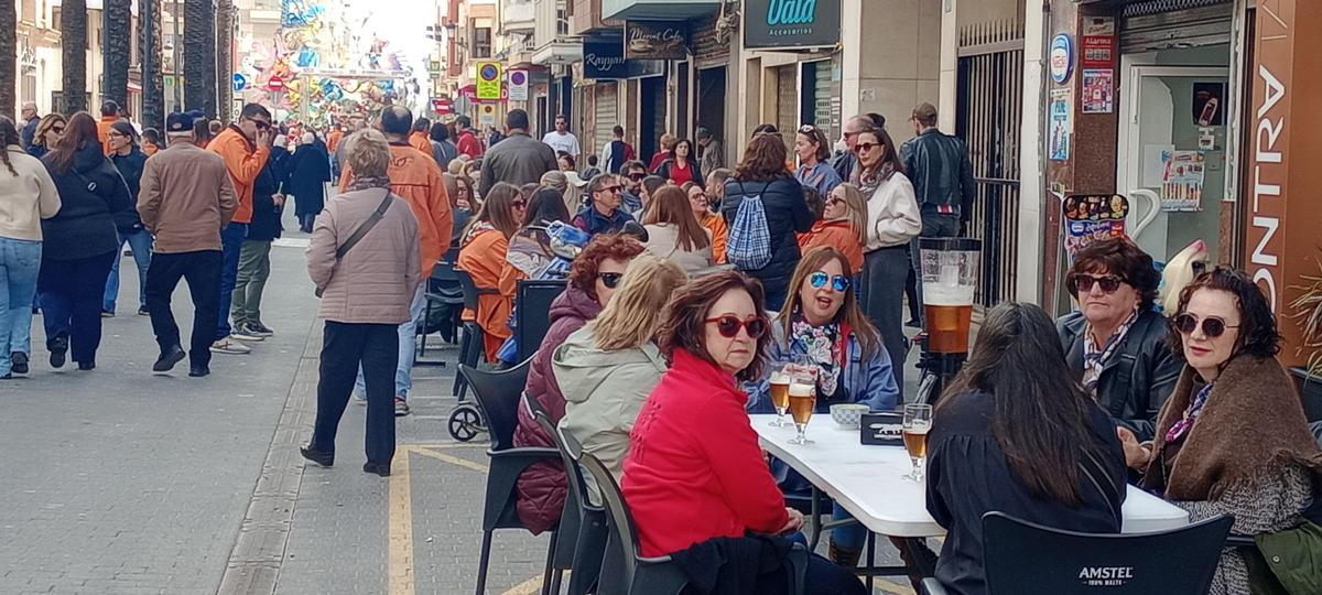 Las terrazas llenas confirman una gran afluencia de visitantes en Cullera.