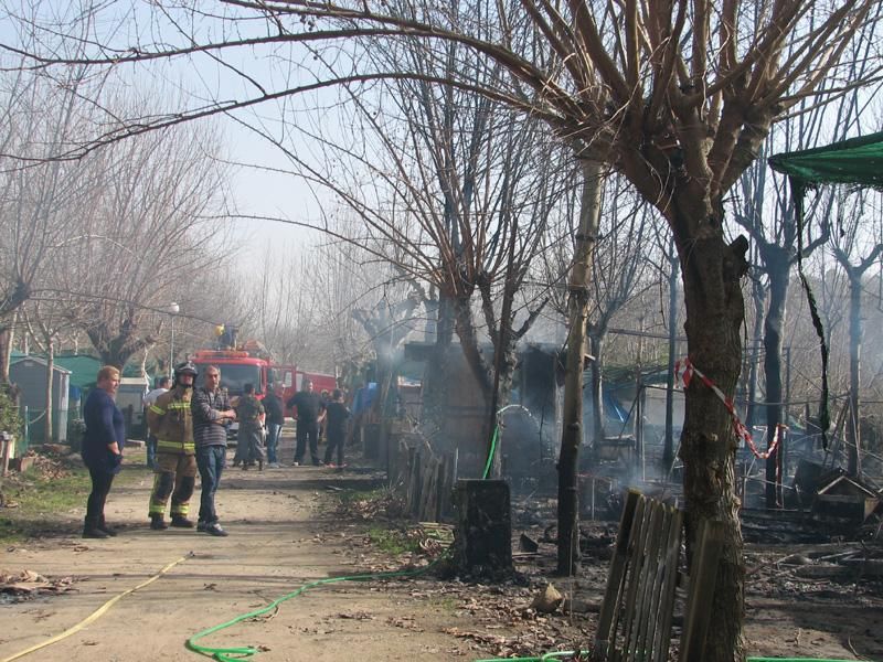 Incendio en el camping Garganta de Cuartos de Losar de la Vera (Cáceres)