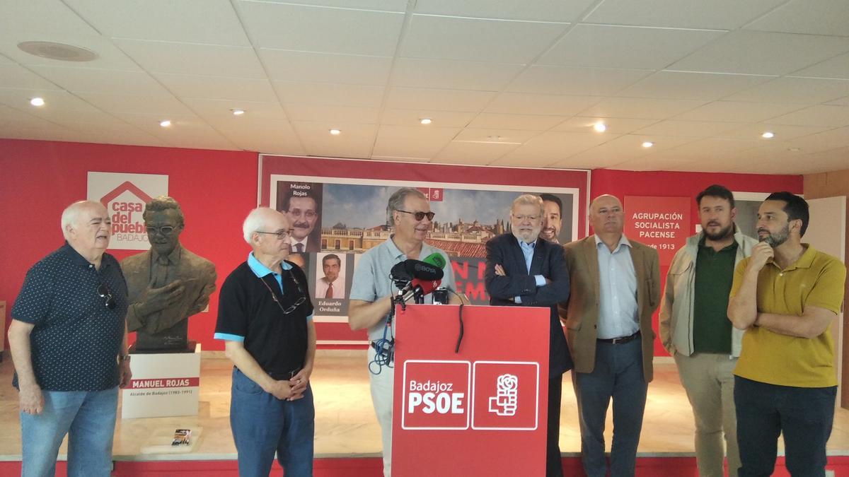 Acto de inauguración de la exposición en la sede del PSOE de Badajoz.