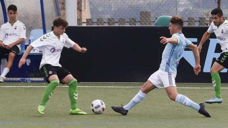 Un jugador del Celta y otro del Racing luchan por el balón. // Alba Villar