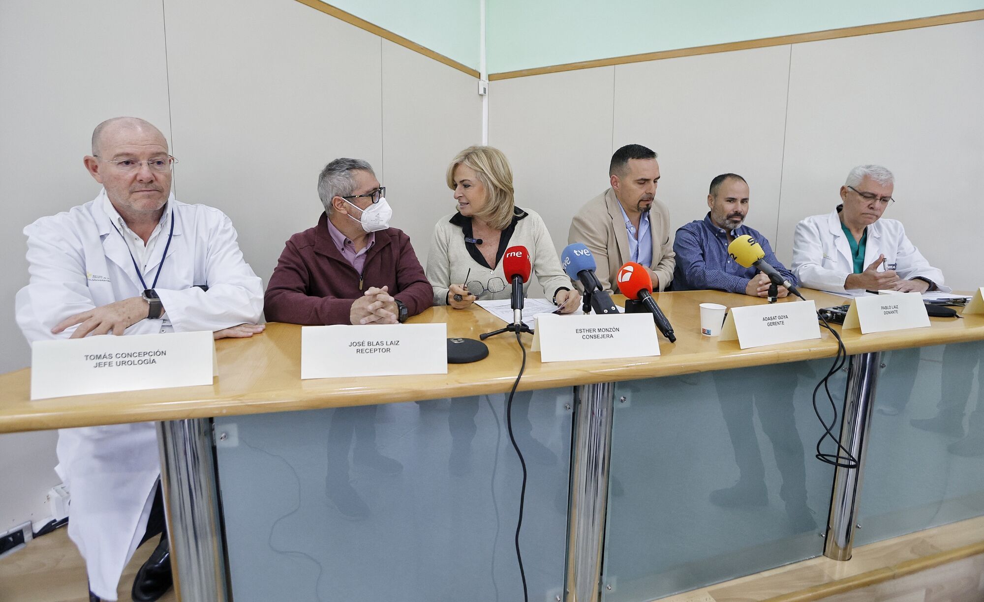 El HUC presenta el primer trasplante renal de donante vivo mediante cirugía robótica en Canarias