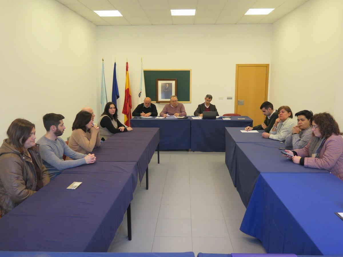 La corporación durante el pleno de este jueves en A Laracha.