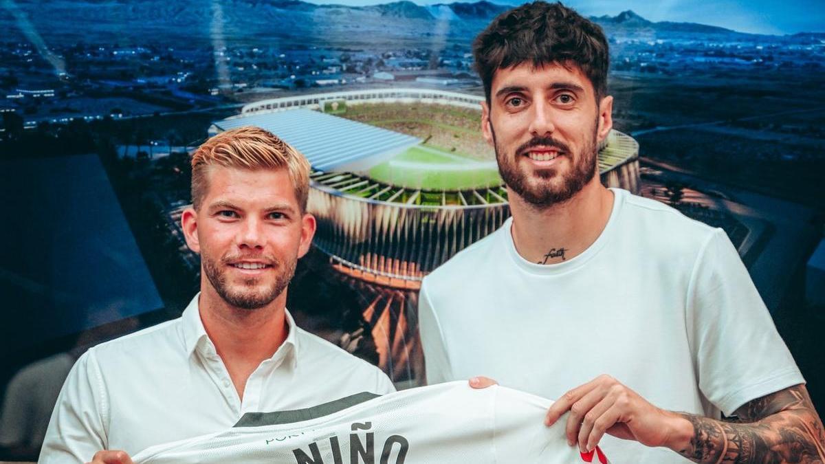 Fer Niño posa junto a Pedro Schinocca, director general del Elche, tras firmar su contrato
