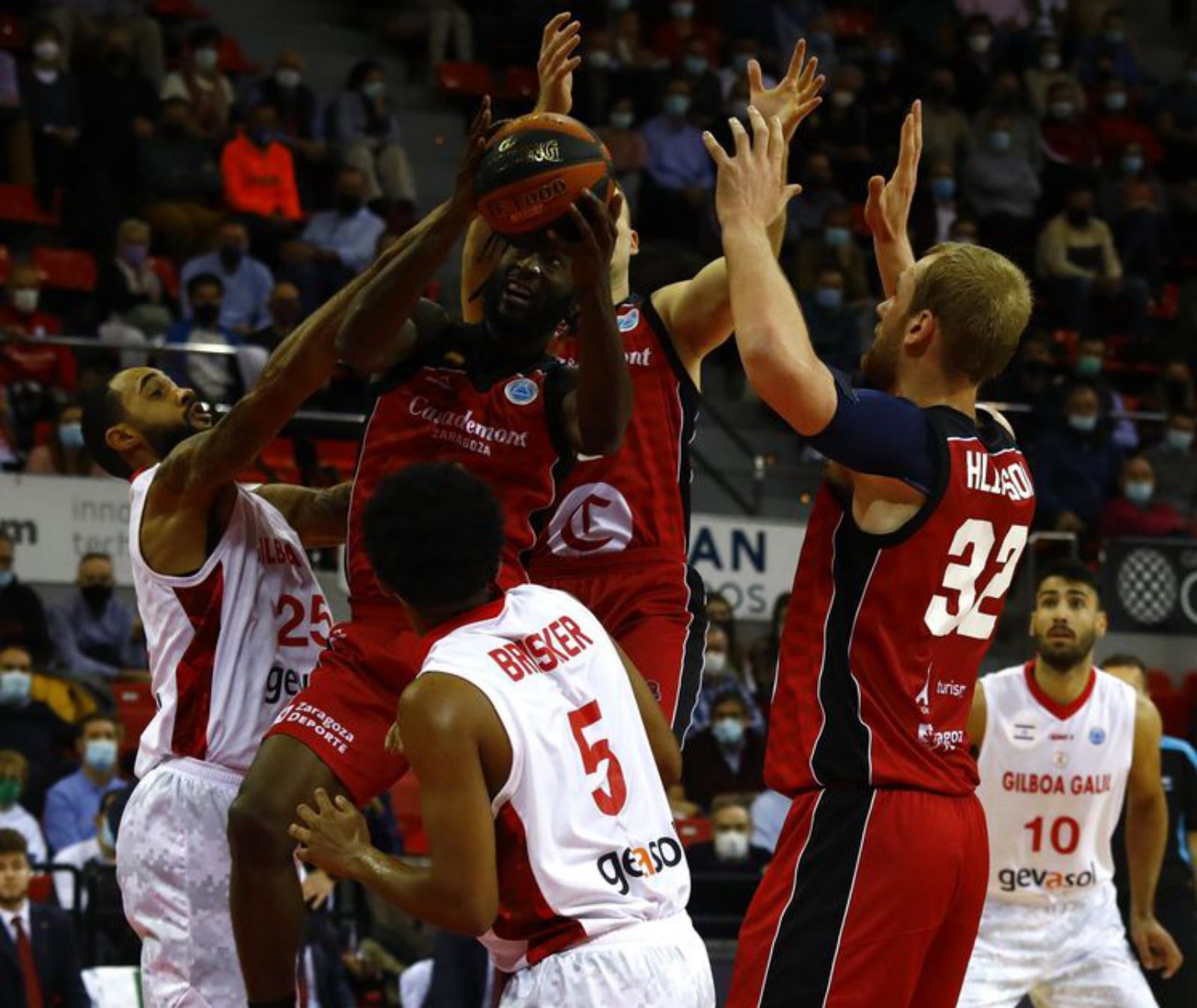 La despedida 8 Eliminados de Europa ante el Hapoel. | MIIGUEL ÁNGEL GRACIA