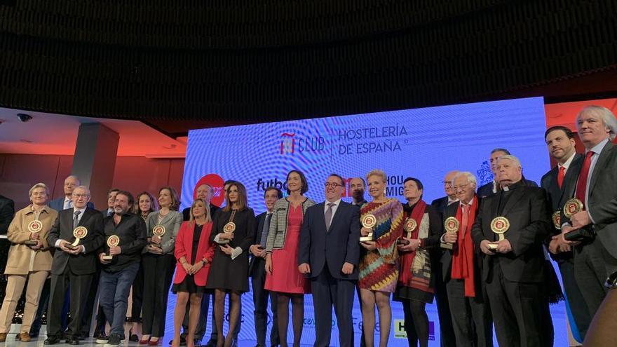 Foto de familia de los galardonados con los Premios Nacionales de Hostelería. El Padre Ángel (5º por la derecha) fue uno de los premiados.