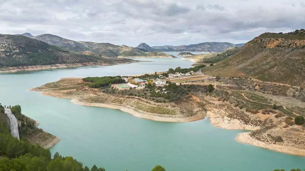 Vista del embalse de Iznájar, en torno al cual discurren las cuatro rutas.