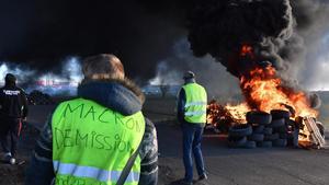 Protesta de chalecos amarillos en Montpellier, Francia, con bloqueo de carreteras y quema de neumáticos.