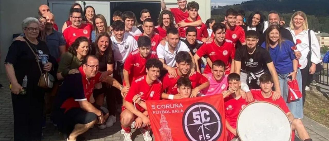 Los jugadores del 5 Coruña juvenil celebran con sus familias el triunfo del pasado sábado. |  // LA OPINIÓN