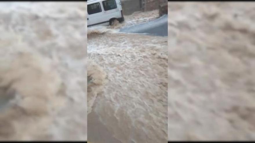 Gota fría en Alicante: El temporal inunda calles en Callosa de Segura y arrastra a su paso contenedores y coches