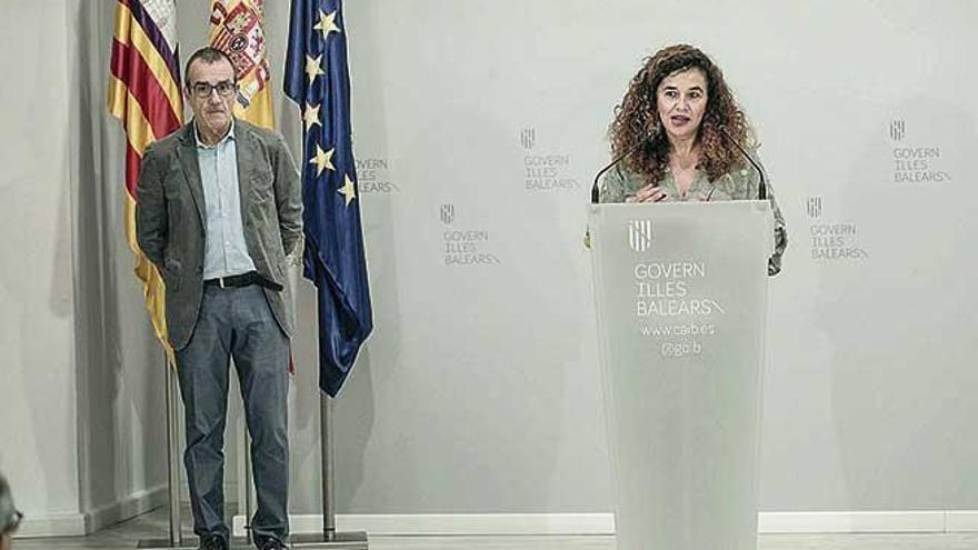 La portavoz del Ejecutivo, Pilar Costa, y el vicepresidente, Juan Pedro Yllanes, ayer tras el Consell de Govern.