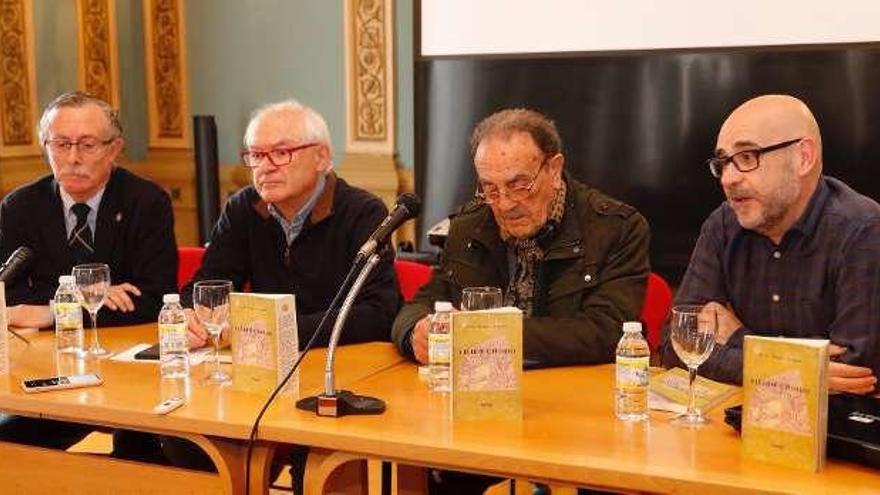 Presentación na Casa da Cultura de Vigo, con X. L. Franco Grande, Antón Vidal Andión, Manuel Meixide Vecino e Manuel Puga. // J. Lores