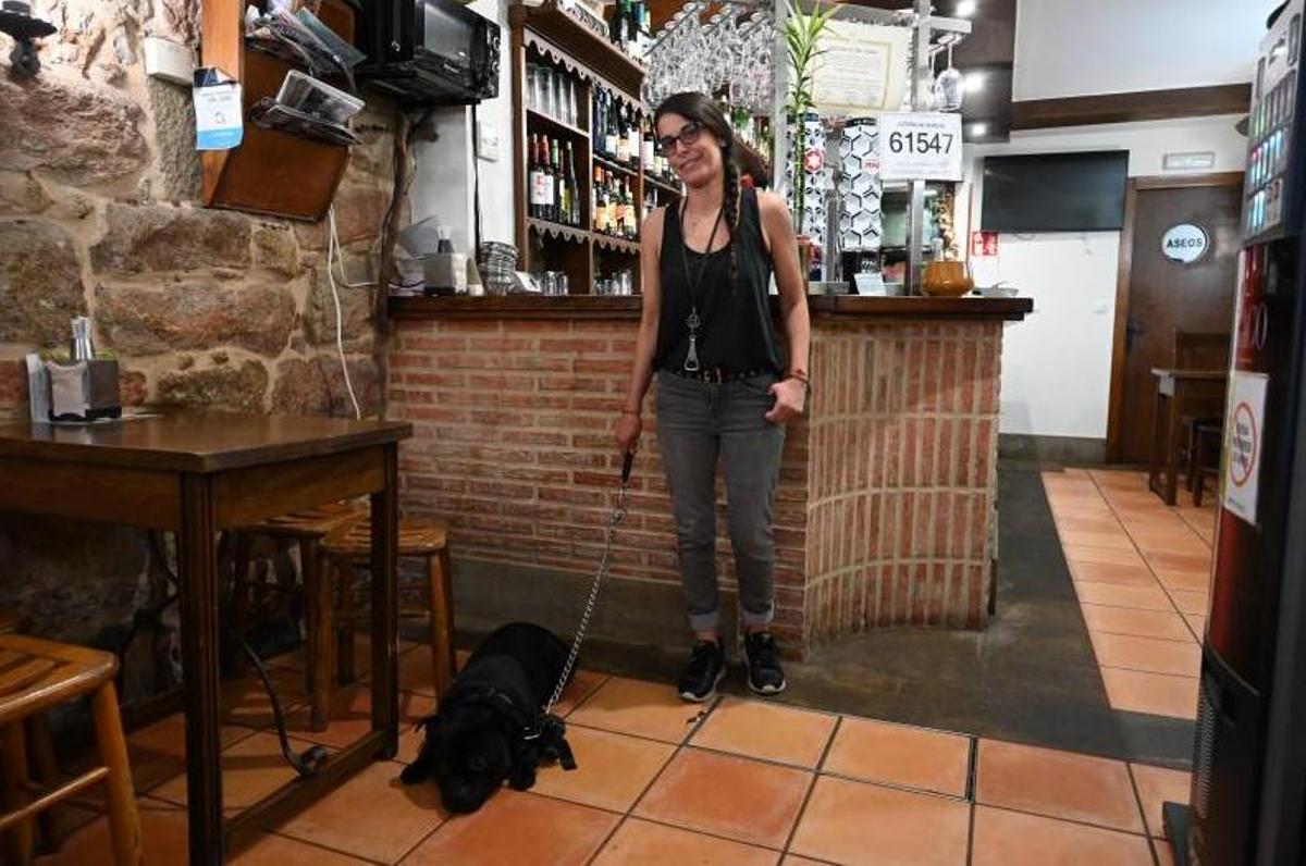 Olivia, de la taperia Os Carballos, junto a Jako en el interior del local