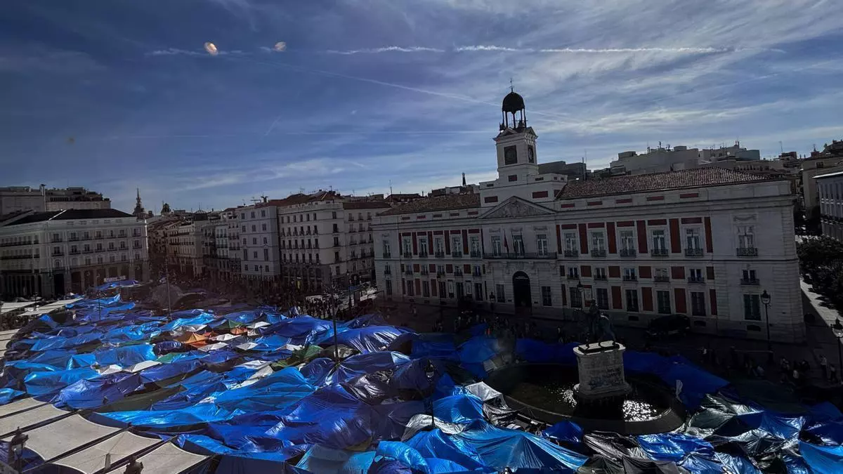 Detenido en la acampada de la Puerta del Sol un joven de 26 años por agresión sexual a una mujer de 22