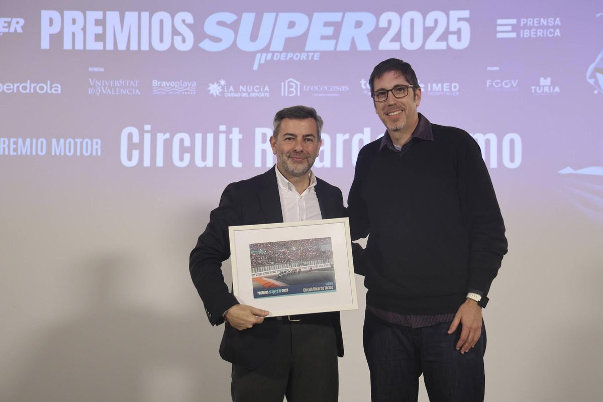 Nicolás Collado recoge el premio para el Circuit
