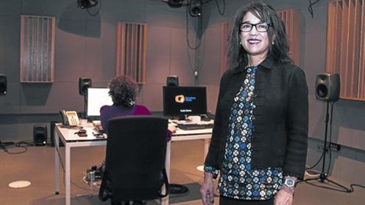 María Eugenia Fuenmayor, en el laboratorio de sonido de Barcelona Media.