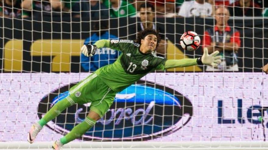 Ochoa defiende la portería durante el partido ante México.