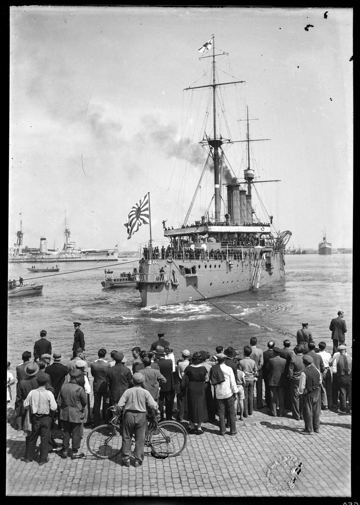 Joan Andreu Puig Farran, El acorazado Asama de la Marina Imperial japonesa llega al puerto de Barcelona, procedente de Marsella, 15 de mayo de 1934. Archivo Fotográfico de Barcelona / Archivo Familia Puig Farran. © Arxiu Família Puig Farran. Plata en gelatina a partir de negativo de vidrio