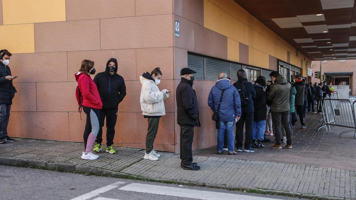 Colas el pasado viernes para someterse a los test de antígenos en Mejostilla.