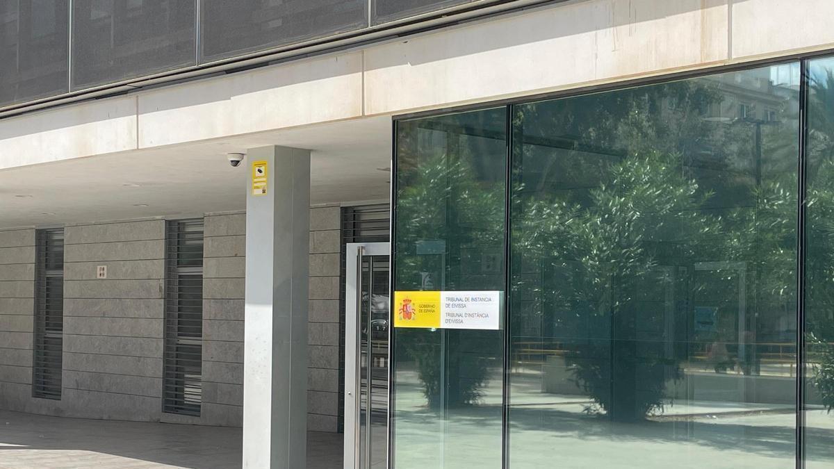 Puerta de entrada a los juzgados de Ibiza.