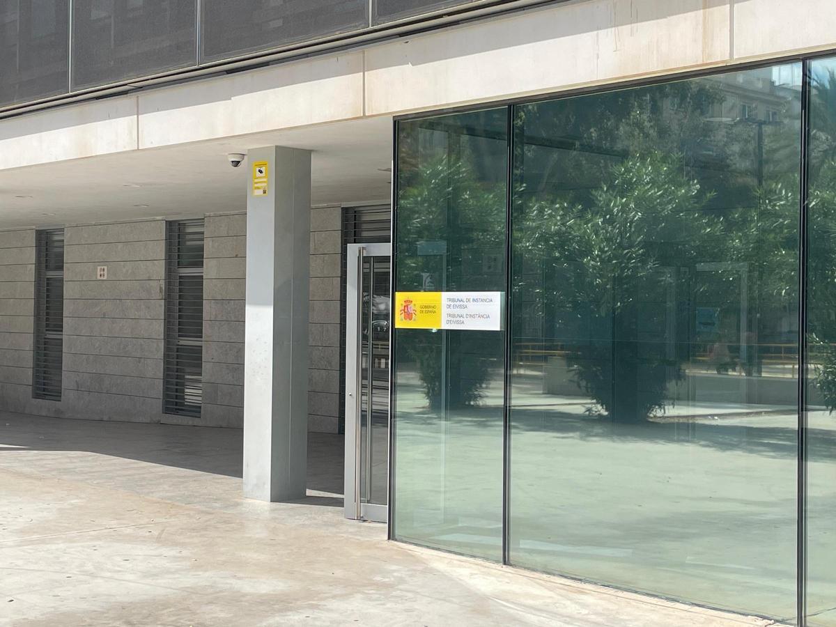 Puerta de entrada a los juzgados de Ibiza.