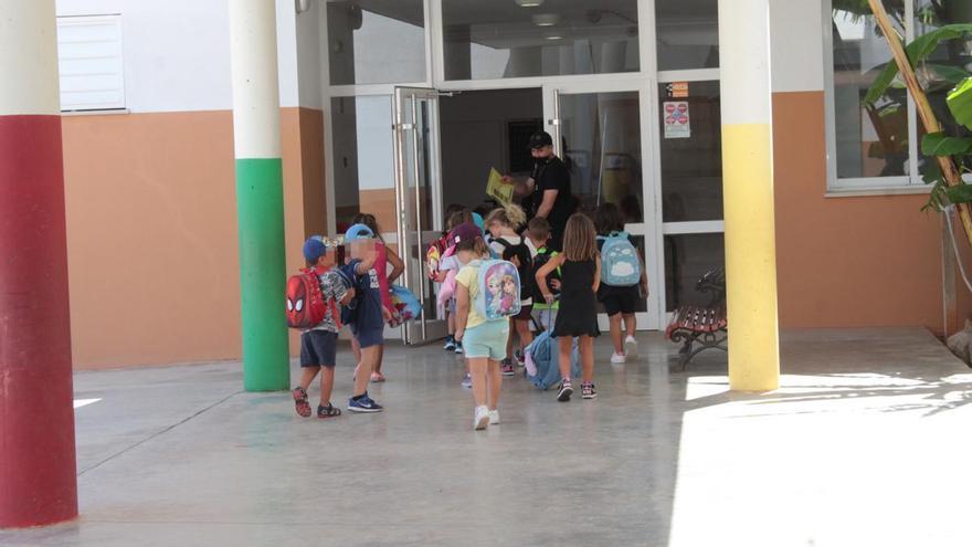 Las familias monoparentales de Ibiza denuncian la eliminación de su prioridad de acceso a las escuelas de verano municipales