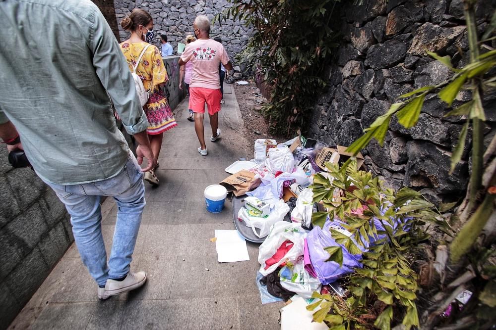 Carlos Tarife visita la calle Benahoare.