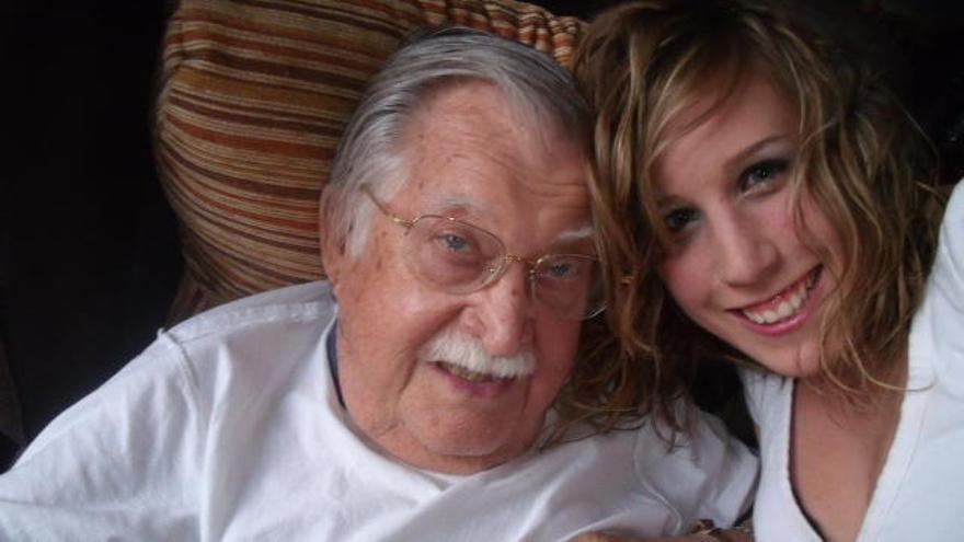 Victoria posa con su abuelo, gran protagonista de la campaña