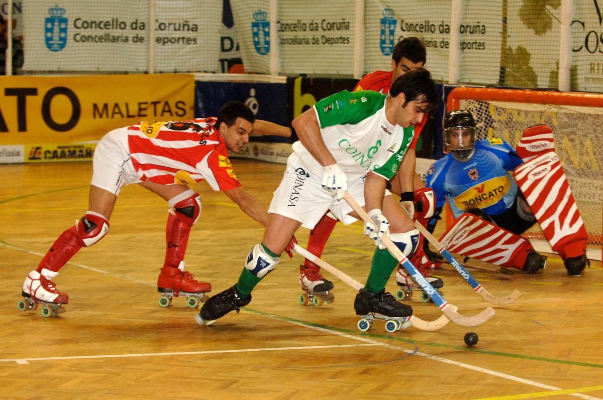 Josep Lamas busca un hueco para disparar en la semifinal de la Copa del Rey de 2009 ante el Vic en el Palacio de Riazor.