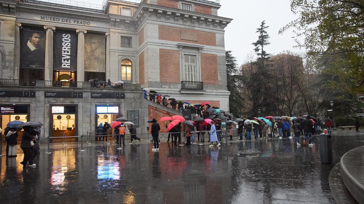 Decenas de personas con paraguas hacen cola en el exterior del Museo del Prado para realizar una visita de noche, a 2 de marzo de 2024, en Madrid (España). - Jesús Hellín - Europa Press