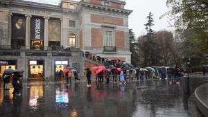 Decenas de personas con paraguas hacen cola en el exterior del Museo del Prado para realizar una visita de noche, a 2 de marzo de 2024, en Madrid (España). - Jesús Hellín - Europa Press